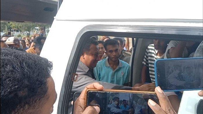 BUPATI MENANGIS - Bupati Timor Tengah Utara, Yosep Falentinus Delasalle Kebo meneteskan air mata saat bersama Wakil Bupati TTU, Forkompinda dan ASN memberikan penghormatan terakhir kepada jenazah Mantan Bupati TTU, Raymundus Sau Fernandes di Kantor Bupati TTU, Kamis (27/3/2025).