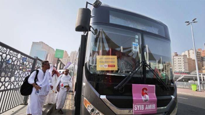 BUS SHALAWAT - Bus shalawat di Terminal Syib Amir Mekah siaga antar-jemput jamaah haji Indonesia ke Masjidil Haram yang tinggal di wilayah Raudhah dan Syisah. Terminal lainnya adalah Ji’ad dan Jabal Kakbah. Jemaah diminta memerhatikan jadwal bus shawalat terutama saat salat Jumat perdana di Masjidil Haram pada Jumat (16/5/2025).