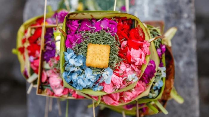 Canang Sari: Tradisi Bali yang Menyatukan Doa & Harmoni Alam Indonesia