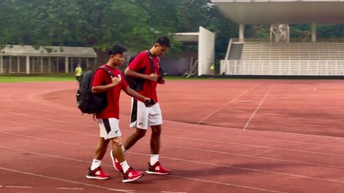 CEDERA LUTUT - Gelandang Timnas Indonesia U-23, Arkhan Fikri (kiri) tampak menggunakan kinesio tape di kaki kanannya pada sesi latihan di Stadion Madya, Senayan, Jakarta Minggu (20/7/2025).