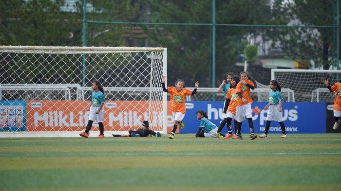 CETAK GOL - Selebrasi Anindita Keisa Zahra asal SDN Pulogebang 13 usai mencetak gol di final MilkLife Soccer Challenge – Jakarta 2025. Dalam kompetisi tersebut, SDN Pulogebang 13 berhasil menjadi kampiun di KU 10 usai susah payah mengalahkan SDN Gedong 03 di final, Minggu (4/5/2025).