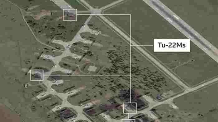 CITRA SATELIT. Gambar diambil dari PlanetLabc PBC yang dibagikan oleh BBC, Kamis (6/5/2025), menunjukkan kerusakan pesawat di Pangkalan Belaya. Produksi Tu-95 dan Tu-22 berakhir saat runtuhnya Uni Soviet di awal tahun 1990-an, yang membuat perbaikan menjadi sulit dan penggantian hampir mustahil.