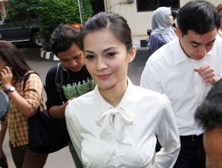 ARTIS yang juga presenter Cut Tari  saat memenuhi panggilan Mabes Polri, Jakarta, Senin (14/6). Cut Tari dipanggil pihak kepolisian terkait kasus dugaan video mesum yang wajah pemain wanita mirip dengan dirinya, serta wajah sang pria mirip artis Ariel Peterpan.