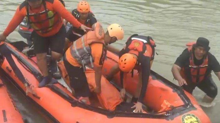 HANYUT DI SUNGAI - Jasad calon jaksa Kejari Simalungun ditemukan dalam kondisi meninggal dunia di aliran sungai Silau, Kisaran, Asahan, Sumatera Utara, Kamis (3/7/2025). Tim SAR mendapati korban di jarak radius tiga kilometer dari lokasi titik awal dikabarkan hanyut.