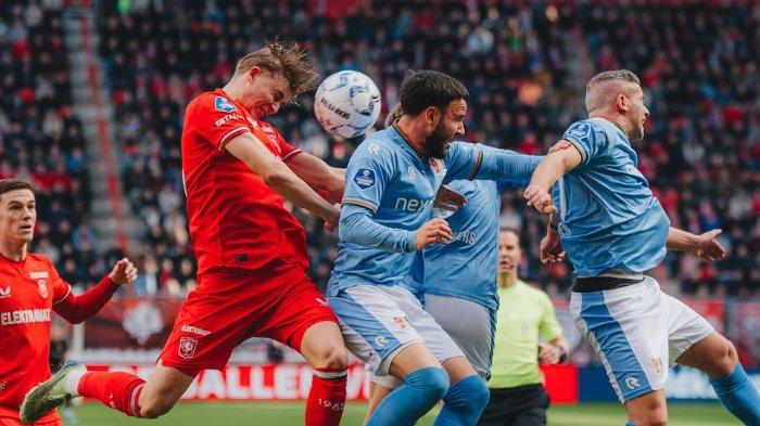 AKSI CALVIN VERDONK - Aksi pemain Timnas Indonesia Calvin Verdonk pada pertandingan antara FC Twente vs NEC Nijmegen pada tunda pekan ke-20 Eredivisie (Liga 1) Belanda 2024/2025, Minggu (23/2/2025). (Instagram FC Twente - 23/2/2025)