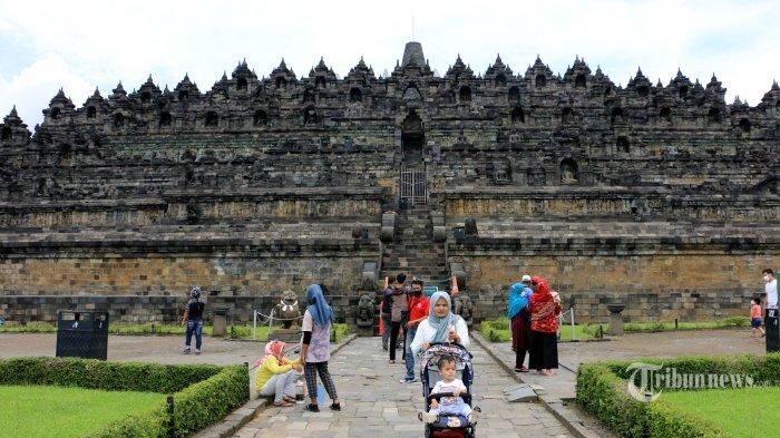CANDI BOROBUDUR - Libur panjang banyak dimanfaatkan sejumlah warga untuk mengunjungi sejumlah tempat wisata, salah satunya mendatangi kawasan Taman Wisata Candi (TWC) Borobudur di Magelang, Jawa Tengah, Sabtu (13/3/2021). (TribunJateng.com/Hermawan Handaka)