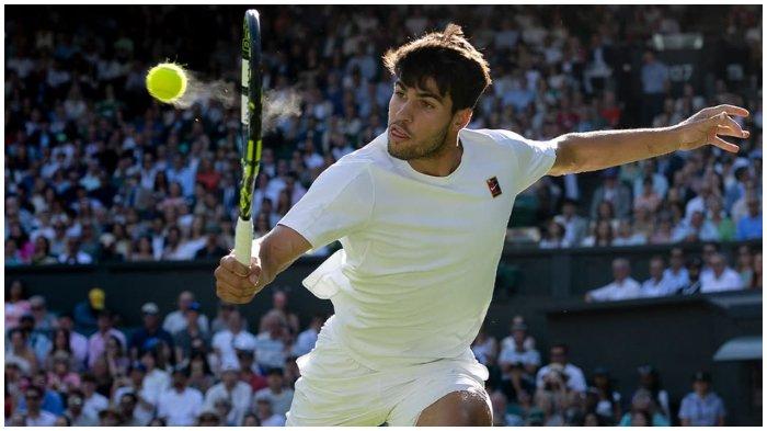 AKSI CARLOS ALCARAZ - Penampilan Carlos Alcaraz saat menghadapi Cameron Norrie di babak perempat final tenis Wimbledon 2025, Selasa (8/7/2025).