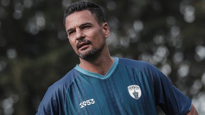 LATIHAN PERSITA - Pelatih asal Spanyol, Carlos Pena ketika memimpin sesi latihan Persita Tangerang dalam persiapan kompetisi Liga 1 musim 2025/2026 di Lapangan SPH, Karawaci, Jumat (27/6/2025). (Website Persita - 28/6/2025)