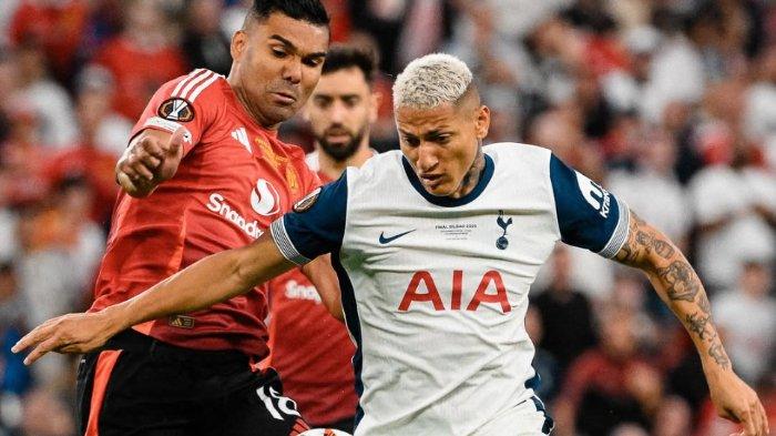 FINAL LIGA EROPA - Casemiro (Manchester United) dan Richarlison (Tottenham) berebut bola di final Liga Eropa 2024/2025 di Stadion San Memes, Bilbao, Spanyol pada Kamis (22/5/2025) dini hari WIB.