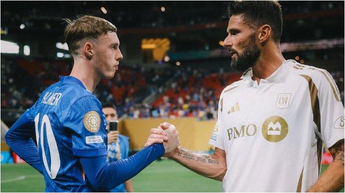 USAI LAGA - Pemain Chelsea Cole Palmer berjabat tangan dengan pemain Los Angeles FC Olivier Giroud setelah laga grup D Piala Dunia Antarklub 2025 di Mercedes-Benz Stadium, Amerika Serikat, Selasa (17/6/2025). (Instagram Chelsea - 17/6/2025)