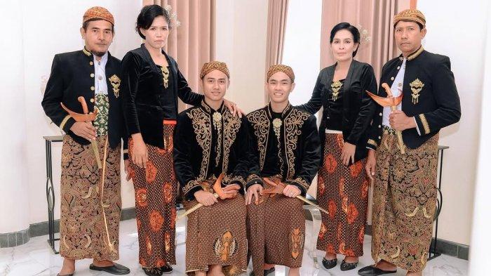 KEPSYEN: HUBUNGAN SESAMA JENIS - Chiko dan Wiran pasangan sesama jenis yang dikabarkan melakukan pernikahan mengenakan pakaian adat Jawa. Namun hal tersebut dibantah oleh Chiko. Ia mengatakan tidak ada pernikahan dirinya dengan sang passngan bernama Wiran. Foto yang tersebar di media sosial adalah foto keluarga.