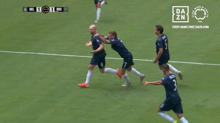GOL GURU PENJASKES - Christian Gray, 28 tahun, mencetak satu-satunya gol Auckland City ke gawang raksasa Argentina, Boca Juniors, dalam laga penutup fase grup.