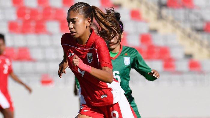 AKSI SCHEUNEMANN - Aksi Claudia Scheunemann saat memperkuat Timnas Putri Indonesia dalam laga FIFA Matchday menghadapi Bangladesh di King Abdullah II Stadium, Yordania, 31 Mei 2025. (Instagram Timnas - 12/6/2025)