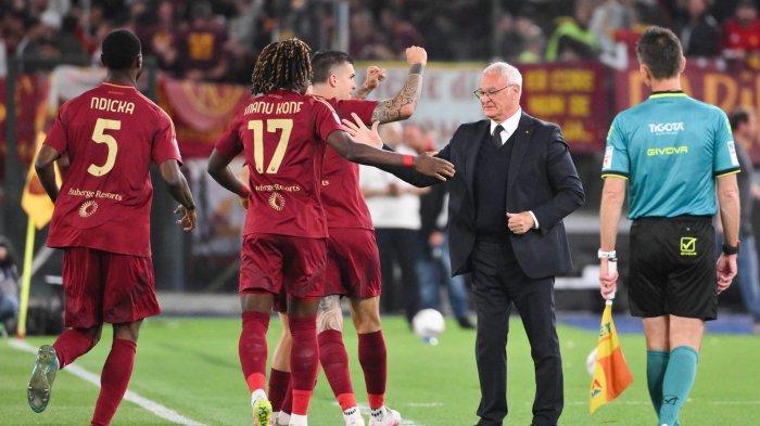 SELEBRASI ROMA - Pelatih Claudio Ranieri melakukan selebrasi bersama pemain AS Roma setelah gol ke gawang AC Milan pada pertandingan pekan ke-37 Liga Italia 2024/2025 di Stadio Olimpico, Senin (19/5/2025). (Website Roma - 19/5/2025)