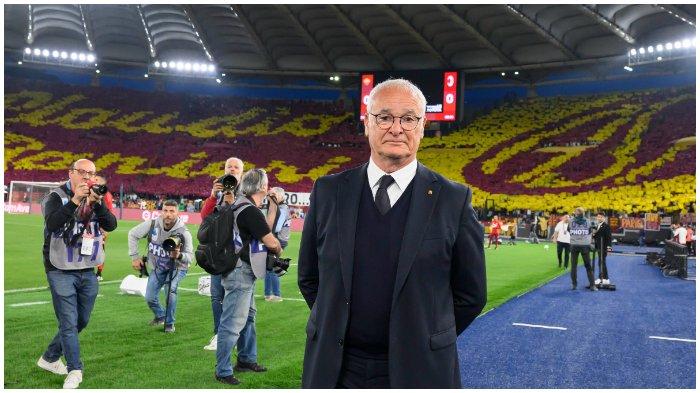 PENGHARGAAN RANIERI - Kelompok suporter AS Roma memberikan penghargaan khusus kepada pelatih Claudio Ranieri yang menjalani laga terakhir di Stadion Olimpico sebagai pelatih saat menghadapi AC Milan, Senin (19/5/2025).