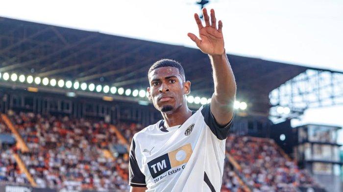 Calon pemain baru Arsenal yang didatangkan dari Valencia, Cristhian Mosquera. Pemain Spanyol itu bisa menjadi proyeksi Mikel Arteta untuk menggantikan Saliba atau Magalhaes. (Foto diambil dari Instagram Cristhian Mosquera pada Senin, 14 Juli 2025).
