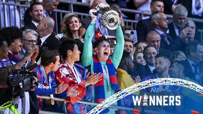 JUARA PIALA FA - Kiper Crystal Palace Dean Henderson ketika mengangkat trofi Piala FA 2024/2025 usai mengalahkan Manchester City di partai final, Sabtu (17/5/2025). (Website Palace - 18/5/2025)