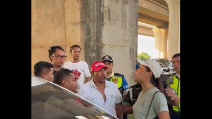 Personel TNI dan sekuriti merelai adu mulut antara kelompok pria diduga debt collector dengan seorang perempuan di area Stasiun Kereta Cepat Jakarta-Bandung (KCJB), Jakarta Timur