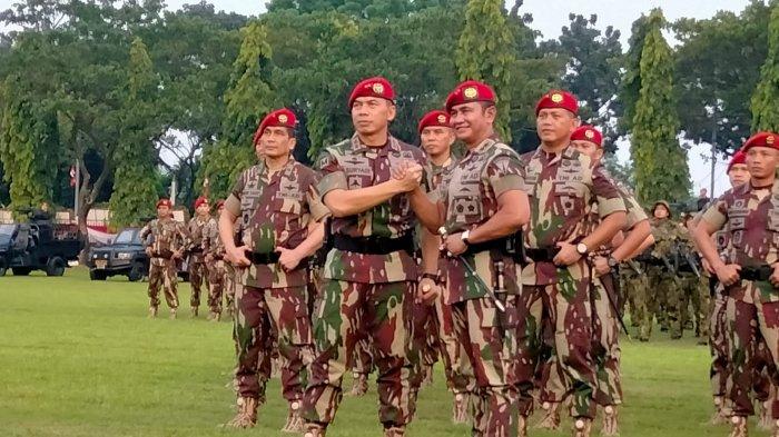 MUTASI PERWIRA TNI - Mayjen TNI Deddy Suryadi (kiri) usai serah terima jabatan sebagai Danjen Kopassus dengan Mayjen TNI Iwan Setiawan (kanan) di Makopassus Cijantung Jakarta Timur pada Jumat (28/4/2023) lalu. Deddy kini ditunjuk sebagai Pangdam Jaya/Jayakarta berdasarkan Surat Keputusan Panglima TNI nomor Kep/667/V/2025 tentang pemberhentian dari dan pengangkatan dalam jabatan di lingkungan TNI yang ditetapkan pada Selasa 27 Mei 2025.