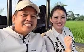 DEDI MULYADI DAN SHERLY - Dedi Mulyadi dan Sherly Tjoanda duduk berdampingan di mobil, mengenakan baju putih serasi, menunjukkan keakraban hangat yang viral di media sosial.
