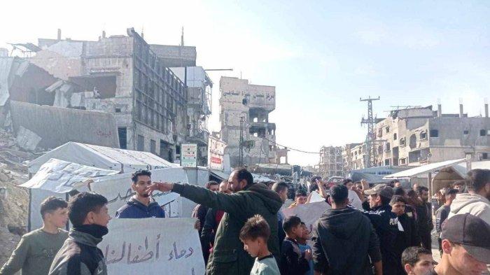 DEMO ANTI-HAMAS - Ribuan warga Palestina di Beit Lahiya, Gaza utara mengecam Hamas untuk segera keluar dari daerah kantong tersebut dan mengakhiri perang yang tak kunjung selesai, Selasa (25/3/2025).