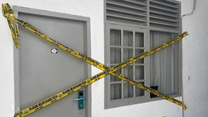 DIPASANG GARIS POLISI --- Tempat kos di Jalan Gondangdia Kecil 22, Cikini, Menteng, Jakarta Pusat, Selasa (8/7/2025), yang dihuni seorang pria berinisial ADP (37) diduga Aparatur Sipil Negara (ASN) Kementerian Luar Negeri (Kemenlu) RI dipasang garis polisi. Jasad ADP ditemukan tak bernyawa dengan kondisi kepala dilakban.