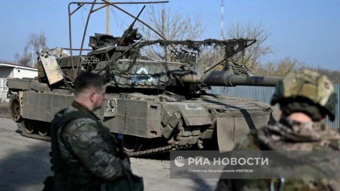 DISERANG DRONE - Tank tempur M1A1 Abrams buatan Amerika Serikat.