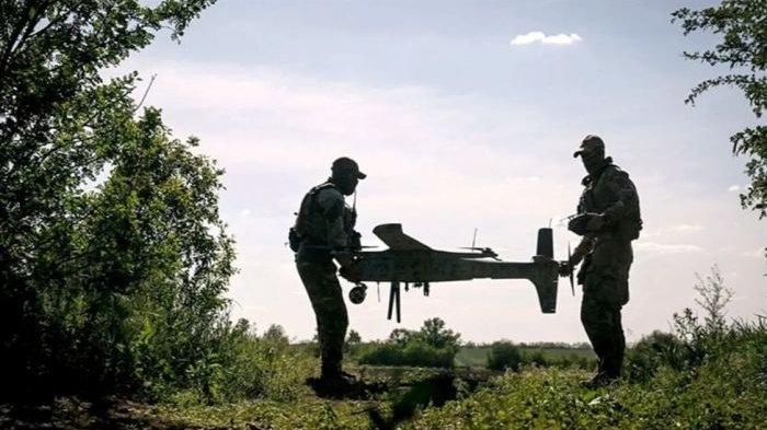 DRONE SERANG - Pasukan Ukraina menyiapkan pesawat nirawa