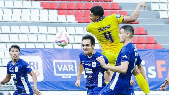 DUEL PEMAIN - Duel perebutan bola di udara antar pemain pada pertandingan Liga 1 2024/2025 pekan 28 pertemukan PSIS Semarang vs Persik Kediri di Stadion Jatidiri, Jawa Tengah, Jumat (11/4/2025).