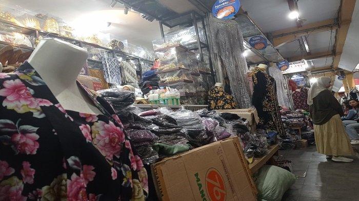 Dagangan di kios busana pengantin milik Sri Maryati di Pasar Beringharjo