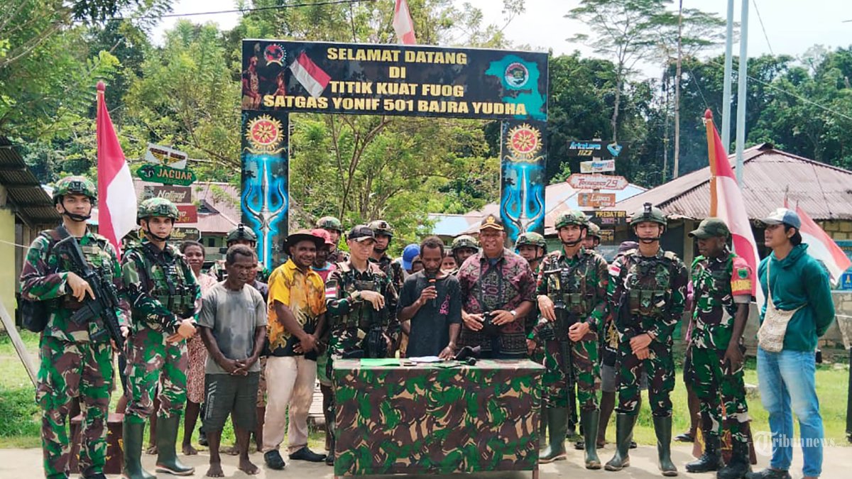 KEMBALI SETIA NKRI - Yeremias Foumair, Komandan Batalyon (Danyon) Ayosami dari Organisasi Papua Merdeka (OPM) Kodap IV/Sorong Raya, secara sukarela menyatakan ikrar setia kepada Negara Kesatuan Republik Indonesia (NKRI) di Kampung Fuog, Distrik Aifat Selatan, Kabupaten Maybrat, Papua Barat Daya, pada Kamis (15/5/2025). Keputusan Yeremias Foumair kembali setia kepada NKRI menambah deretan anggota OPM yang kembali ke pangkuan negara, seiring intensifnya pendekatan persuasif dan peningkatan kesejahteraan di Papua. TRIBUNNEWS/HO/PUSPEN TNI