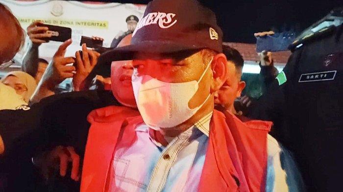 DIJEBLOSKAN KE PENJARA - Mantan Bupati Lampung Timur M Dawam Rahardjo digiring ke rumah tahanan Way Huwi setelah ditetapkan tersangka oleh Kejati Lampung, Kamis (17/4/2025).