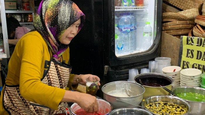 DAWET PASAR GEDE - Dawet Telasih Bu Nur Pasar Gede Solo, harga murah tapi tak murahan seporsi hanya Rp 8.000 hingga hingga 13.000. ((mg/Kiki Ratnasari))