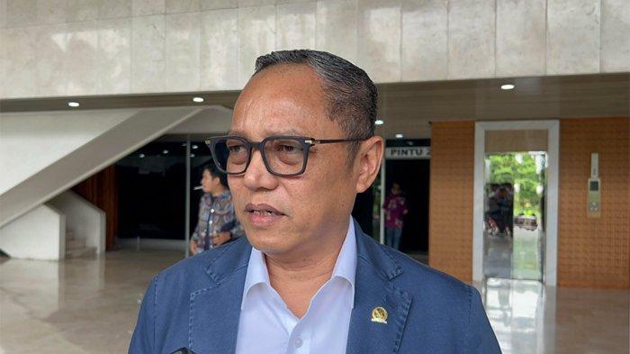 PAN USUNG PRABOWO - Ketua DPP PDI Perjuangan (PDIP) Deddy Sitorus saat ditemui di kompleks Parlemen Senayan, Jakarta, Senin (21/4/2025). Deddy merespons soal PAN yang bakal mengusung Prabowo Subianto sebagai Presiden di Pilpres 2029.