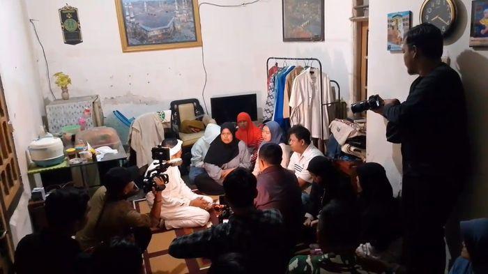 Dedi Mulyadi ketika mengunjungi keluarga korban Vania di garut