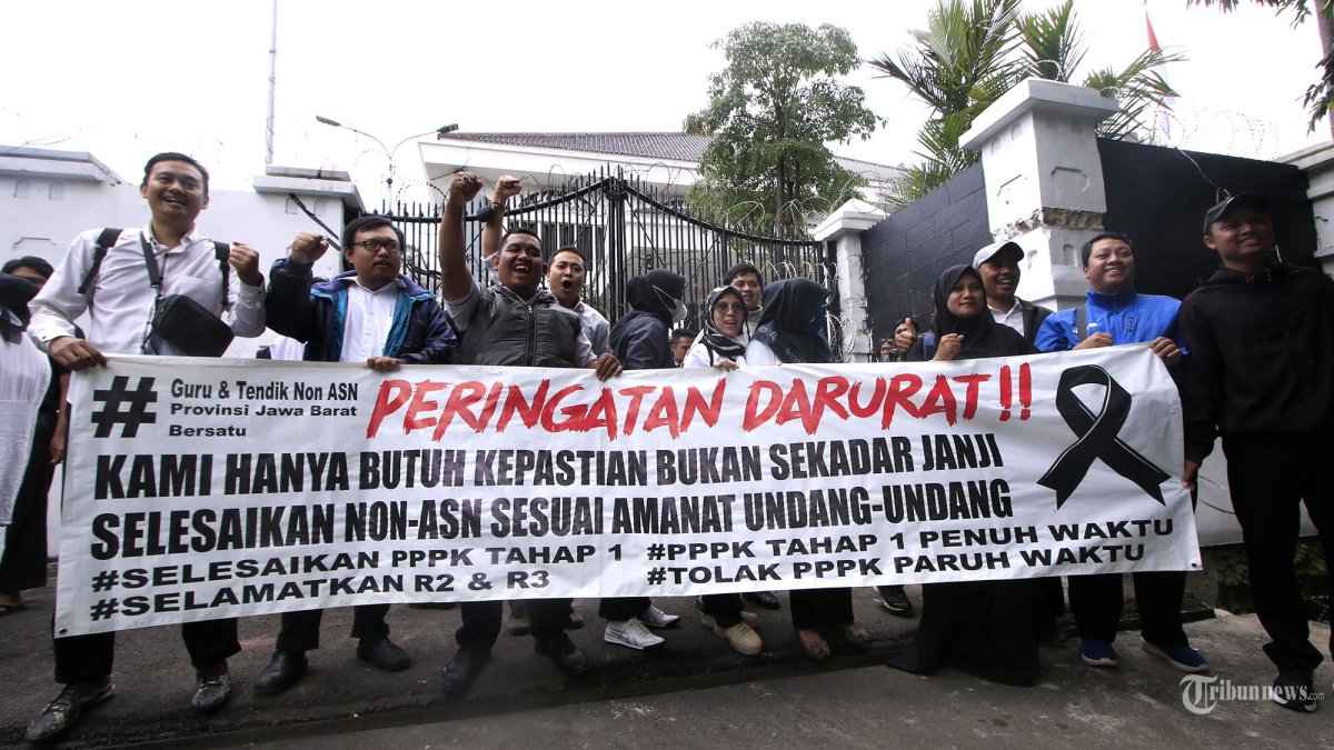 Sejumlah guru honorer dan tenaga pendidik (tendik) honorer melakukan aksi unjuk rasa di halaman Gedung DPRD Provinsi Jawa Barat, Jalan Diponegoro, Kota Bandung, Jawa Barat, Senin (13/1/2025). Guru dan tendik honorer dari berbagai daerah di Jawa Barat yang sudah mengabdi puluhan tahun tersebut meminta kepada Pemerintah Provinsi Jawa Barat agar mengangkat mereka menjadi Pegawai Pemerintah dengan Perjanjian Kerja (PPPK). Mereka menuntut pemerintah agar serius mengatasi masalah yang dihadapi guru dan tendik honorer, karena pada 2024 baru 1.529 guru honorer yang diangkat PPPK dari total 4.000 guru honorer tingkat SMA, SMK dan SLB negeri. TRIBUN JABAR/GANI KURNIAWAN