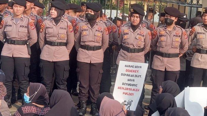 DEMO DI BANTEN - Puluhan warga Padarincang Kabupaten Serang menggeruduk Mapolda banten, Senin (10/2/2025) sore. Mereka menuntut Polda Banten supaya membebaskan 11 orang warga Padarincang yang ditangkap oleh polisi.