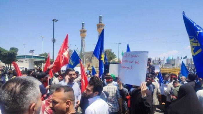 KUTUK SERANGAN ISRAEL - Warga Iran berkumpul di Makam Suci Imam Reza (saw) di Mashhad untuk mengutuk serangan rezim Israel terhadap Iran. Serangan Israel ke Iran telah menyebabkan sedikitnya 406 kematian dan 654 luka-luka di Iran, mengutip keterangan kelompok Aktivis Hak Asasi Manusia.