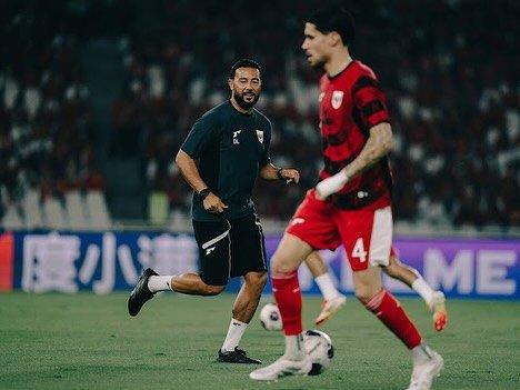 JELAN LAGA - Denny Landzaat dalam mendampingi sesi pemanasan Timnas Indonesia menjelang pertandingan menghadapi China pada laga grup C ronde 3 Kualifikasi Piala Dunia 2026 di Stadion Utama Gelora Bung Karno, 5 Juni 2025. (Instagram Landzaat - 17/6/2025)