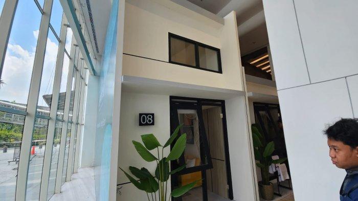 RUMAH SUBSIDI - Desain rumah subsidi mungil hasil desain Lippo Group yang dipajang di kantor Nobu Bank, Semanggi, Jakarta Selatan. Ini adalah tipe 2 Kamar tidur dengan Luas Tanah 26,3 meter persegi (2,6 x 10,1 meter) Luas Bangunan 23,4 meter persegi.
Dok: Endrapta Pramudhiaz