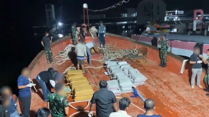 NARKOBA DI KEPRI - Tangkapan layar video kru kapal asing berbendera Thailand mengeluarkan barang bukti narkotika seberat 1,9 ton dari dalam kapal, Selasa (13/5/2025) dini hari.