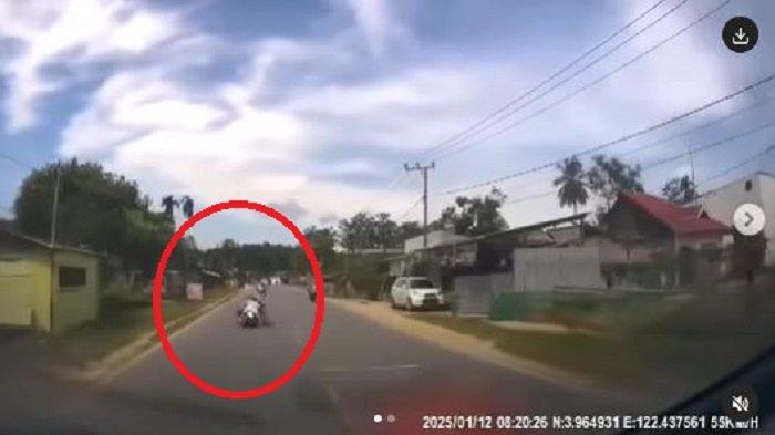 Detik-detik motor adu banteng dengan Alphard anggota DPRD