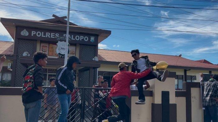 POLRES PALOPO - Laskar Merah Putih Indonesia demo di depan Mapolres Palopo, Rabu (21/5/2025). Seorang orator didorong polisi hingga jatuh.