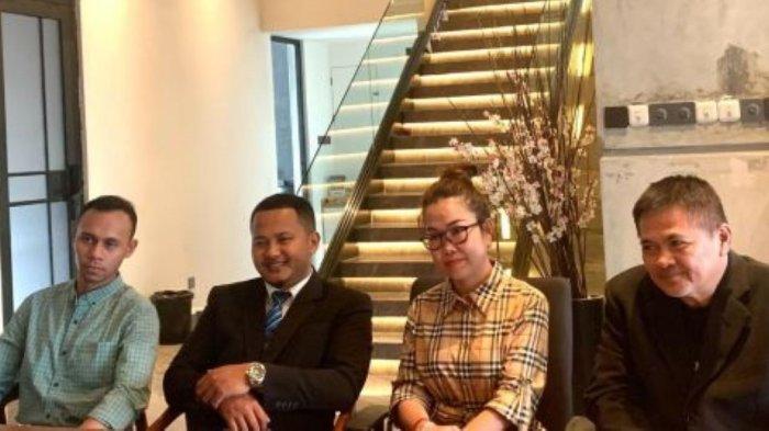Direktur PT Sentral Indotama Energi (PT SIE) Melisa (ketiga kiri) dan tim kuasa hukum beri keterangan pers di Jakarta, Jumat (7/3/2025). 
