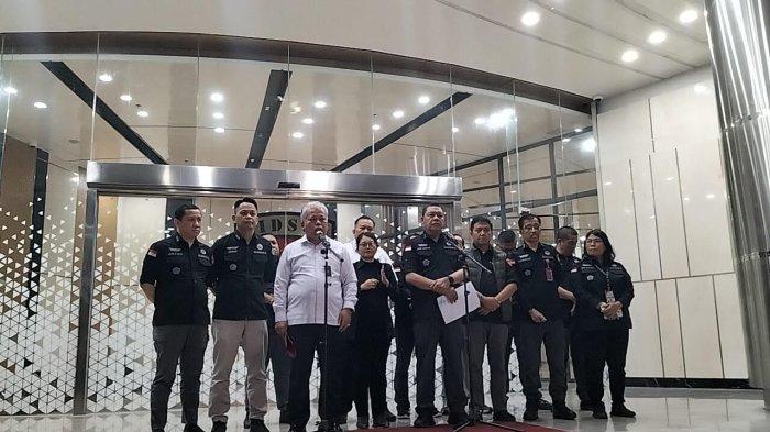 KORUPSI LAPTOP CHROMEBOOK - Direktur Penyidikan Jampidsus Kejaksaan Agung (Kejagung) Abdul Qohar (kanan), didampingi Kapuspenkum Kejagung Harli Siregar (kiri) menyampaikan informasi penetapan empat tersangka dugaan kasus korupsi pengadaan laptop Chromebook pada Program Digitalisasi Pendidikan di Kemendikbudristek 2019-2022, di Kejagung, Jakarta, Selasa (15/7/2025).