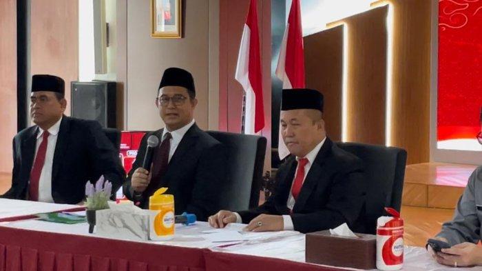 PEMAIN NATURALISASI - Direktur Jenderal Administrasi Hukum Umum (Dirjen AHU), Kementerian Hukum RI, Widodo (kedua dari kiri) saat jumpa pers usai pengucapan sumpah dan janji setia terhadap empat calon pemain Timnas Indonesia Wanita di Kantor Ditjen AHU, Kemenkum RI, Selasa (10/6/2025). Widodo menyatakan, pemerintah menargetkan Timnas Indonesia Wanita tembus 50 besar ranking FIFA. 