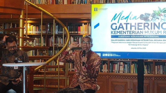 ARTIFICIAL INTELLIGENCE - Direktur Jenderal Kekayaan Intelektual (KI) Kementerian Hukum RI (Kemenkum) Razilu, saat jumpa media di The Habibie and Ainun Library, Kuningan, Jakarta Selatan, Kamis (22/5/2025). Razilu mewanti-wanti setiap warga untuk tidak membuat karya seni hasil Artificial Intelligence (AI) karena tidak akan bisa dilindungi secara hukum.