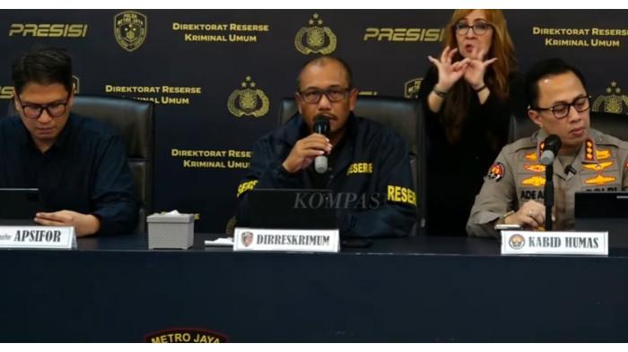KASUS ADP - Direktur Reserse Kriminal Umum (Dirreskrimum) Polda Metro Jaya, Kombes Pol. Wira Satya Triputra, dalam konferensi pers kasus kematian Diplomat Kementerian Luar Negeri (Kemlu), Arya Daru Pangayunan atau berinisial ADP (39), Selasa (29/7/2025), di Polda Metro Jaya, Jakarta. Polisi temukan 108 barang bukti.