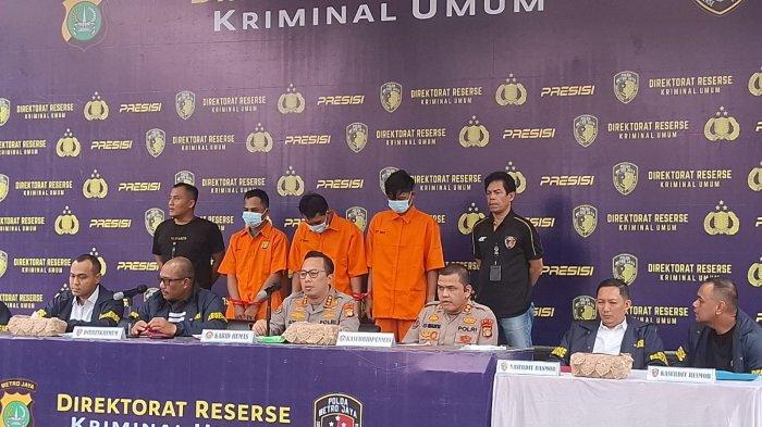 PEMBUNUHAN NOTARIS - Ditreskrimum Polda Metro Jaya mengungkap kasus pembunuhan seorang notaris inisial SA (60) yang jasadnya ditemukan di Kali Citarum, Kedungwaringin, Kabupaten Bekasi, 3 Juli 2025. Konferensi pers digelar di Mapolda Metro Jaya, Jakarta Selatan, Selasa (8/7/2025).