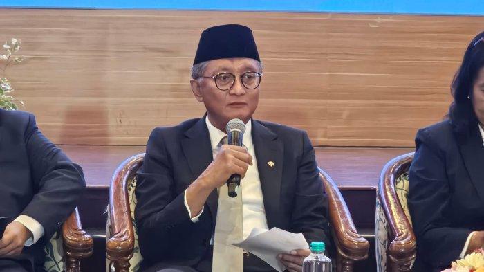 VIRAL ESKALATOR - Menteri Pekerjaan Umum Dody Hanggo di konferensi pers dengan media di kantor Kementerian PU, Jakarta Selatan, Senin (26/5/2025). Dody mengaku belum mengatahui ihwal dibangunya eskalator menuju puncak Candi Borobudur yang videonya viral di media sosial.